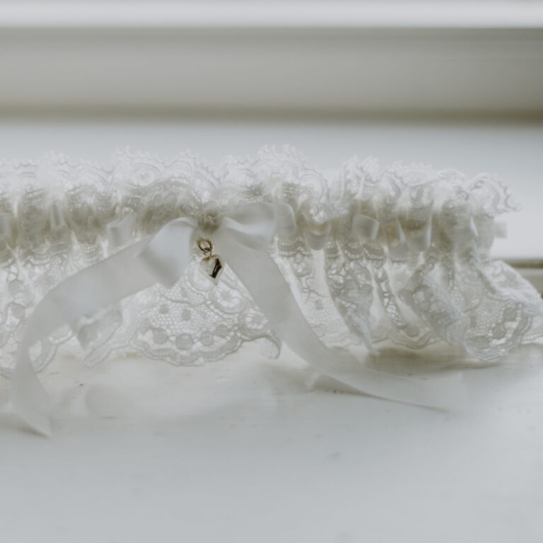 Dorothea – Nottingham lace garter with silver heart charm (can be personalised)