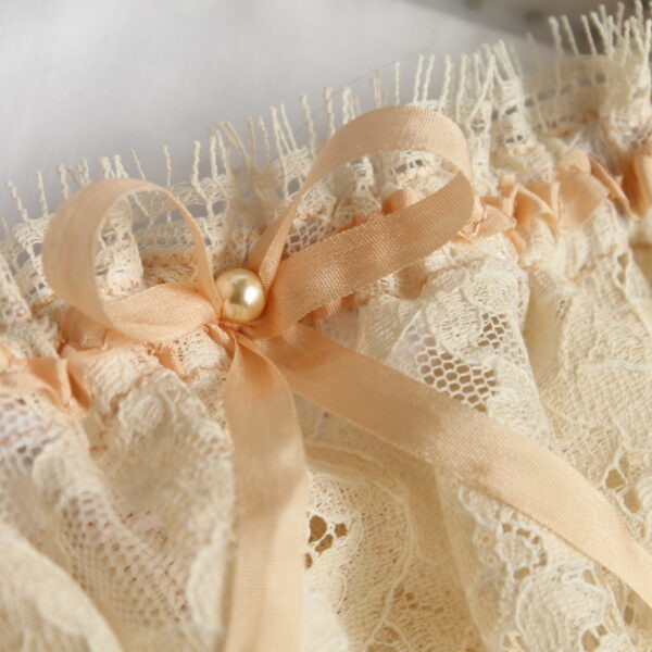 Lyla - Nude lace garter