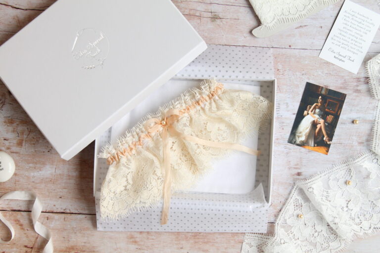 Lyla - Nude lace garter