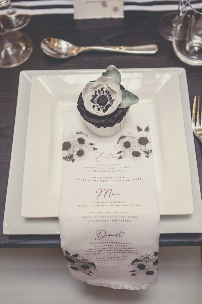 Linen menu and handmade flower cupcakes Parisian wedding style